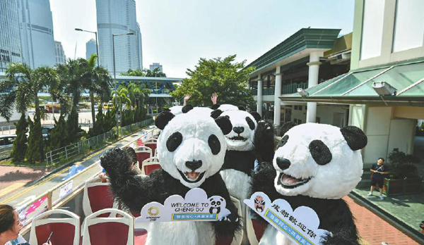 “熊猫BUS”巡游香江 “熊猫人”大受欢迎(图)